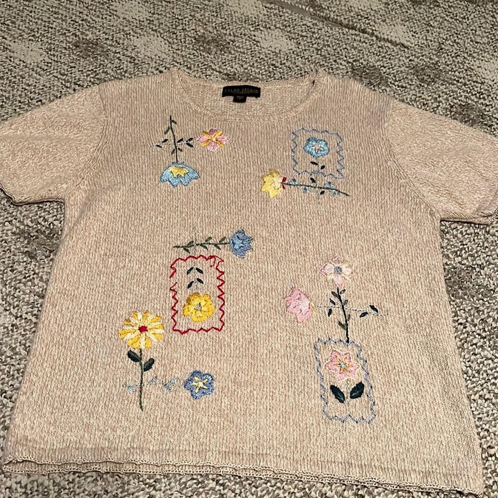 Grandma-core embroidered short sleeve sweater